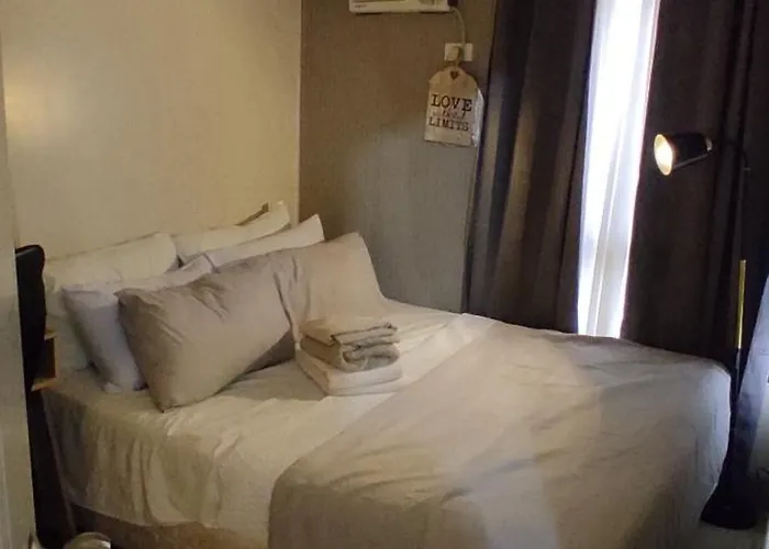 2-br Cozy 200mbpsfiberwifi/netflix/pool/wfh Manila